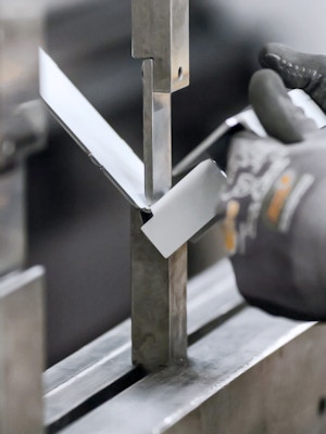 Kanten: CNC-Abkanten mit 4 Biegemaschinen Kanten: CNC-Abkanten mit 4 Biegemaschinen