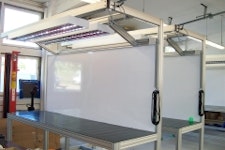 Teleskopauszug mit Rasteranbauleuchten und Whiteboard Teleskopauszug mit Rasteranbauleuchten und Whiteboard
