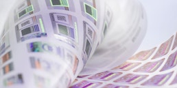 Haftetiketten mit Kaltprägung bzw. mit Heißprägung und UV-Farben