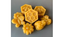 Auffrisch-Wachs: etwa 40g Wachsmischung und ein kleines fertiges Bienenwachstuch (15 x 15 cm). Auffrisch-Wachs: etwa 40g Wachsmischung und ein kleines fertiges Bienenwachstuch (15 x 15 cm).