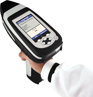 Das mobile NIR-Spektrometer MicroPHAZIR PC identifiziert Plastiksorten in Sekunden. Das mobile NIR-Spektrometer MicroPHAZIR PC identifiziert Plastiksorten in Sekunden.