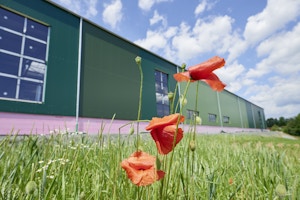 Produktionshalle mit hohen KfW-Energieeffiziensstandard Produktionshalle mit hohen KfW-Energieeffiziensstandard