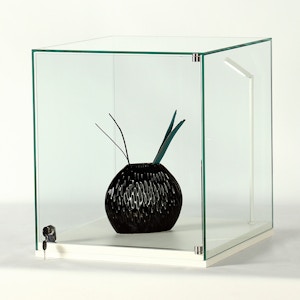 PODIUM.A3 – Aufsatzvitrine mit Drehtür Ganzglas für Laden- und Messeeinsatz PODIUM.A3 – Aufsatzvitrine mit Drehtür Ganzglas für Laden- und Messeeinsatz