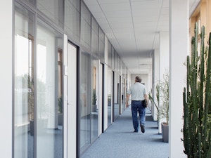 Bürotrennwand und Verwaltungstrennwand – Trennwand für Büro und Verwaltung als Rückzugsort für ungestörtes Arbeiten Bürotrennwand und Verwaltungstrennwand – Trennwand für Büro und Verwaltung als Rückzugsort für ungestörtes Arbeiten