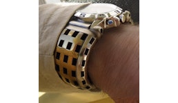 Uhren-Armreifen mit eingearbeitetem Inlay/Tauschierung. Uhren-Armreifen mit eingearbeitetem Inlay/Tauschierung.
