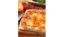 Rechteckige Pizza mit Käse Rechteckige Pizza mit Käse