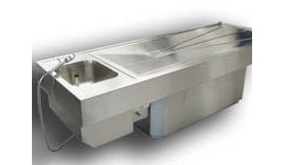 MA-0980 Standard-Seziertisch-System mit Mittelsäule und negativ oder positiv geprägter Arbeitsfläche MA-0980 Standard-Seziertisch-System mit Mittelsäule und negativ oder positiv geprägter Arbeitsfläche