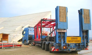 Semi-Tieflader mit Auffahrrampe – mit offener Ladefläche oder Plangestell Semi-Tieflader mit Auffahrrampe – mit offener Ladefläche oder Plangestell