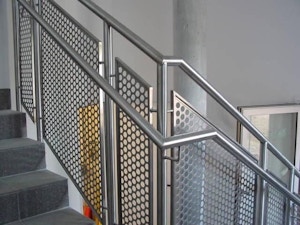 Treppengeländer in Edelstahl mit Blechfüllung und Kinderhandlauf. Treppengeländer in Edelstahl mit Blechfüllung und Kinderhandlauf.