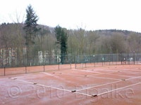 Frühjahrsinstandsetzung von einem Tennisplatz Frühjahrsinstandsetzung von einem Tennisplatz