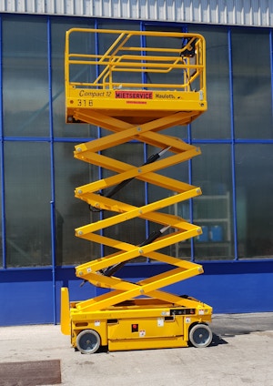 Arbeitsbühne 12 Meter Arbeitshöhe Tragkraft 300 kg Haulotte Typ Compact 12 Scherenbühne Antrieb Elektro Arbeitsbühne 12 Meter Arbeitshöhe Tragkraft 300 kg Haulotte Typ Compact 12 Scherenbühne Antrieb Elektro