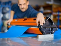 Wir bieten Reparatur‑Service „am laufenden Band“ Wir bieten Reparatur‑Service „am laufenden Band“
