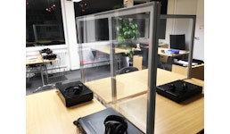 Hochtransparente Schreibtisch-Trenner mit 2 Tischklemmen zur einfachen Montage Hochtransparente Schreibtisch-Trenner mit 2 Tischklemmen zur einfachen Montage