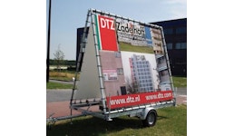 Plakatwand auf Anhänger Plakatwand auf Anhänger