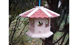 Vogelfutterhaus "Villa Rot" mit rotem Schindeldach - MIT Ständer Vogelfutterhaus "Villa Rot" mit rotem Schindeldach - MIT Ständer