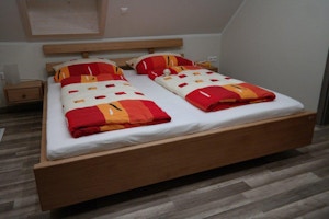 Bett Eiche massiv "schwebend" Bett Eiche massiv "schwebend"